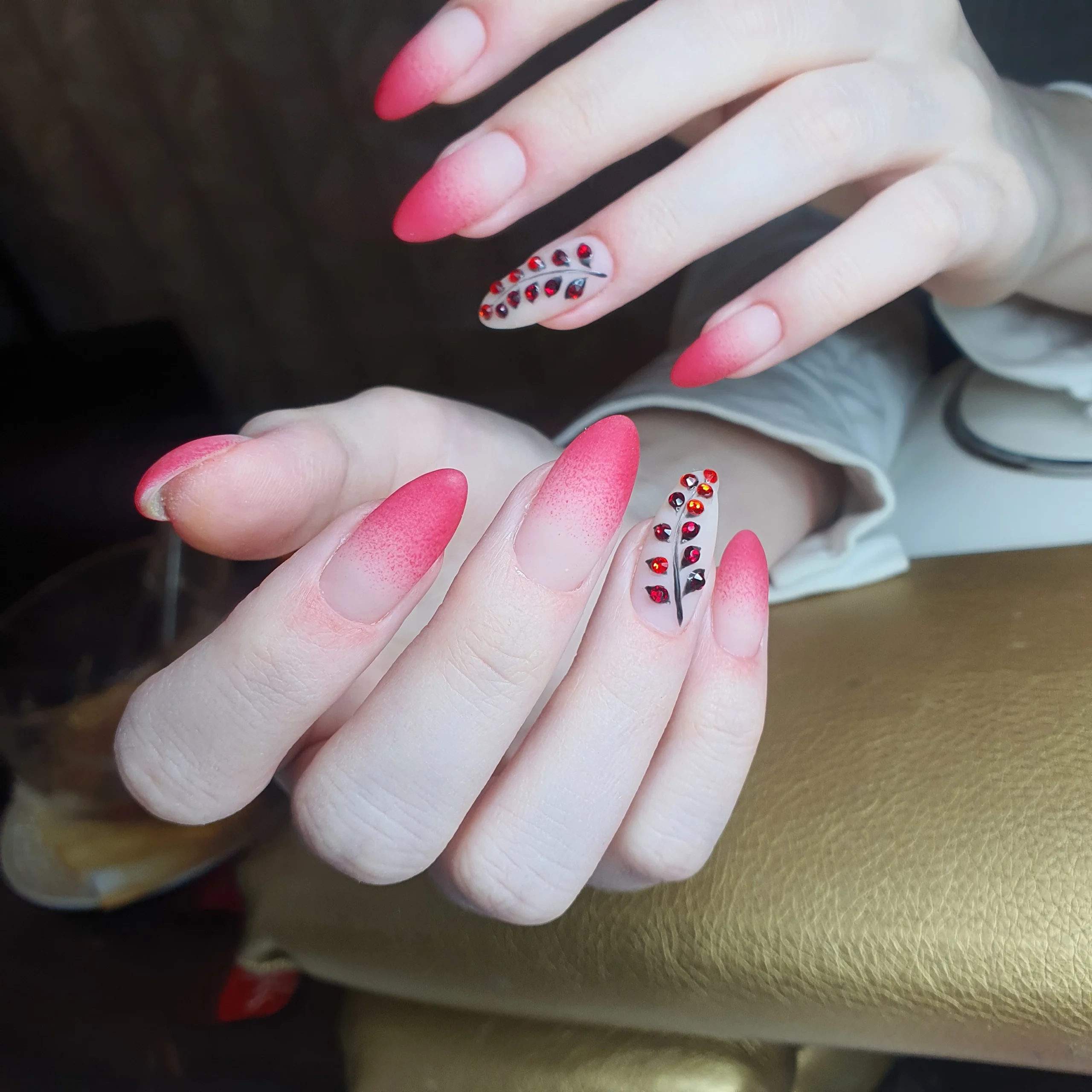 Сложный дизайн ногтей со стразами