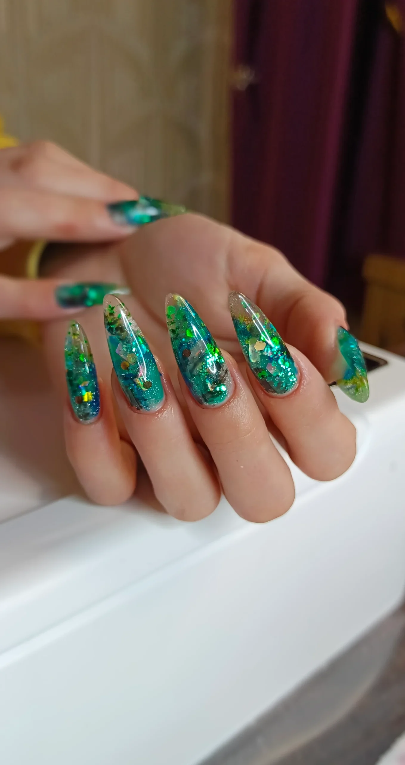 Длинные нарощенные ногти миндаль