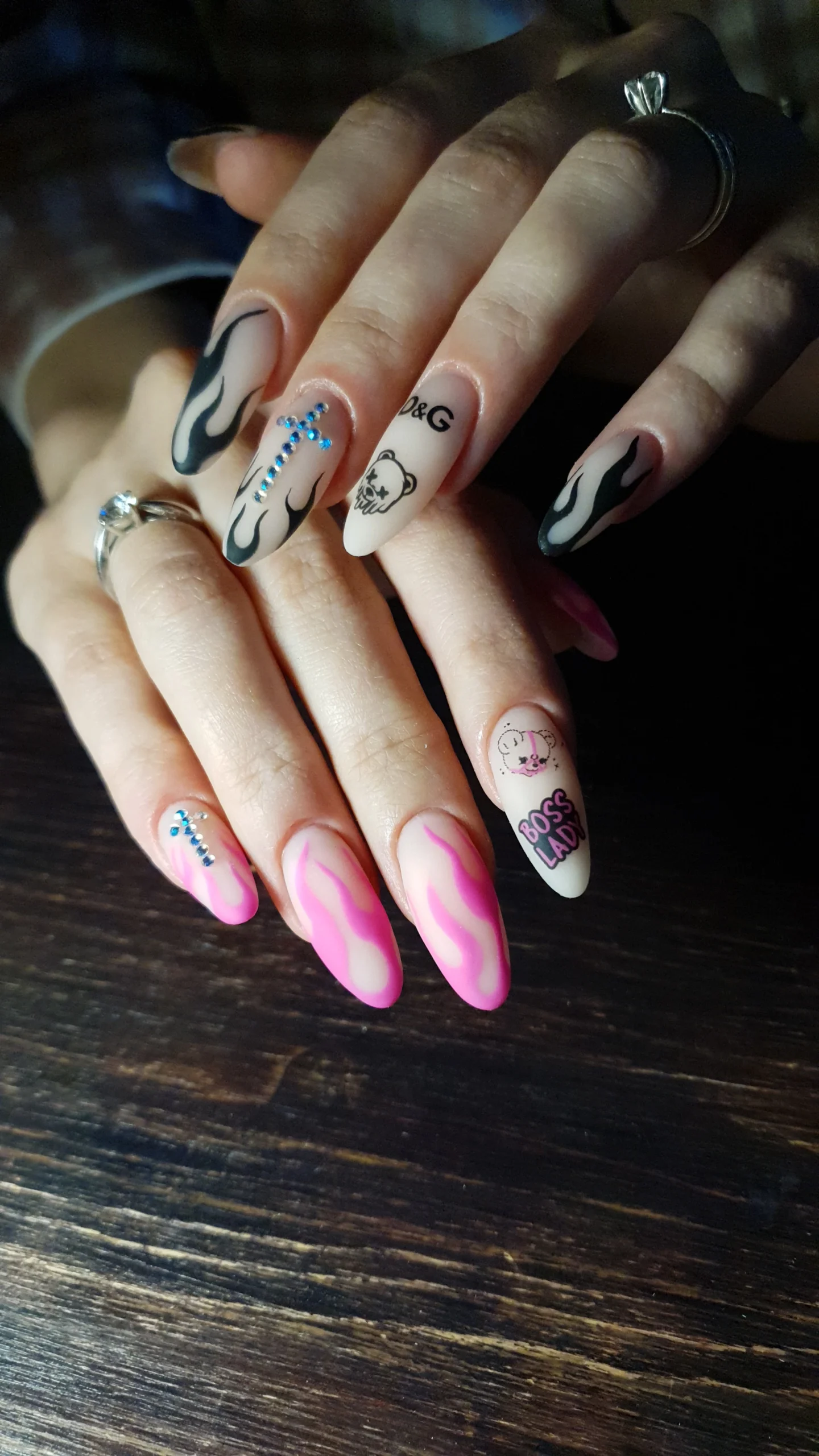 Красный маникюр под кутикулу